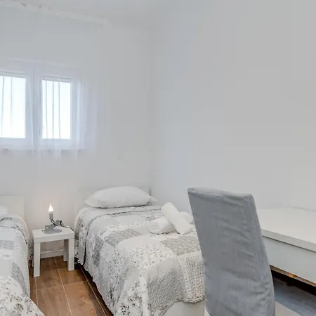 Centrally Located Apartments, Free Parking Apartment *