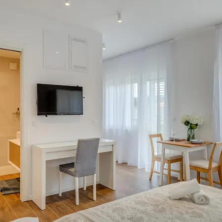 Centrally Located Apartments, Free Parking