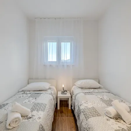 Centrally Located Apartments, Free Parking *