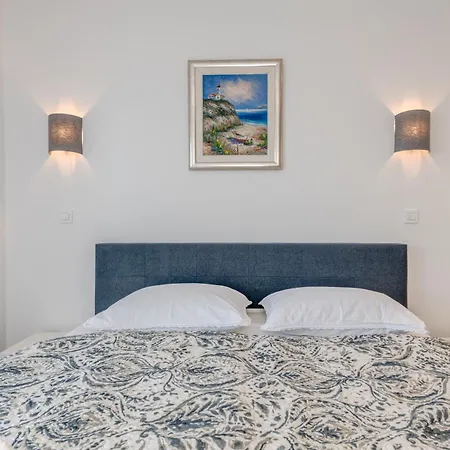 Centrally Located Apartments, Free Parking