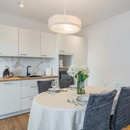 Centrally Located Apartments, Free Parking