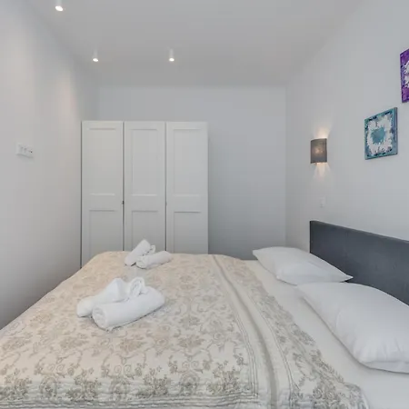 Centrally Located Apartments, Free Parking