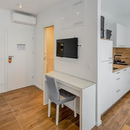 Centrally Located Apartments, Free Parking *