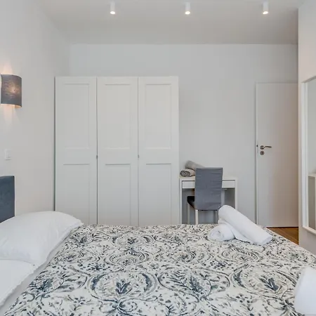 Centrally Located Apartments, Free Parking דירה