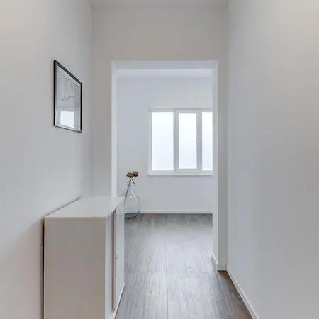 Centrally Located Apartments, Free Parking דירה *