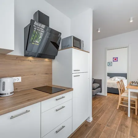 Centrally Located Apartments, Free Parking דירה