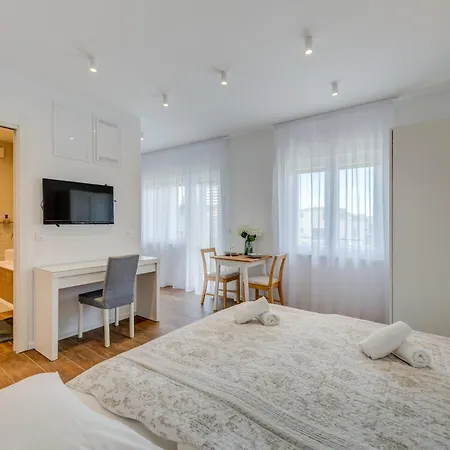 Centrally Located Apartments, Free Parking *