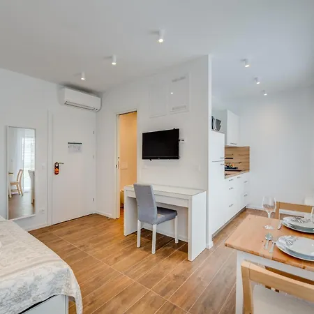 Centrally Located Apartments, Free Parking *